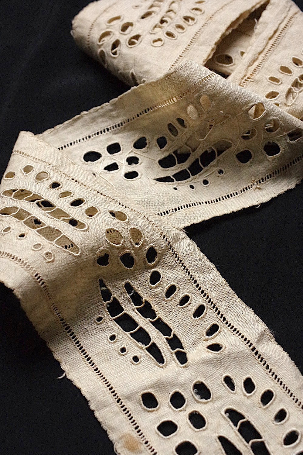 フランス蚤の市より、アンティーク刺繍装飾テープの販売