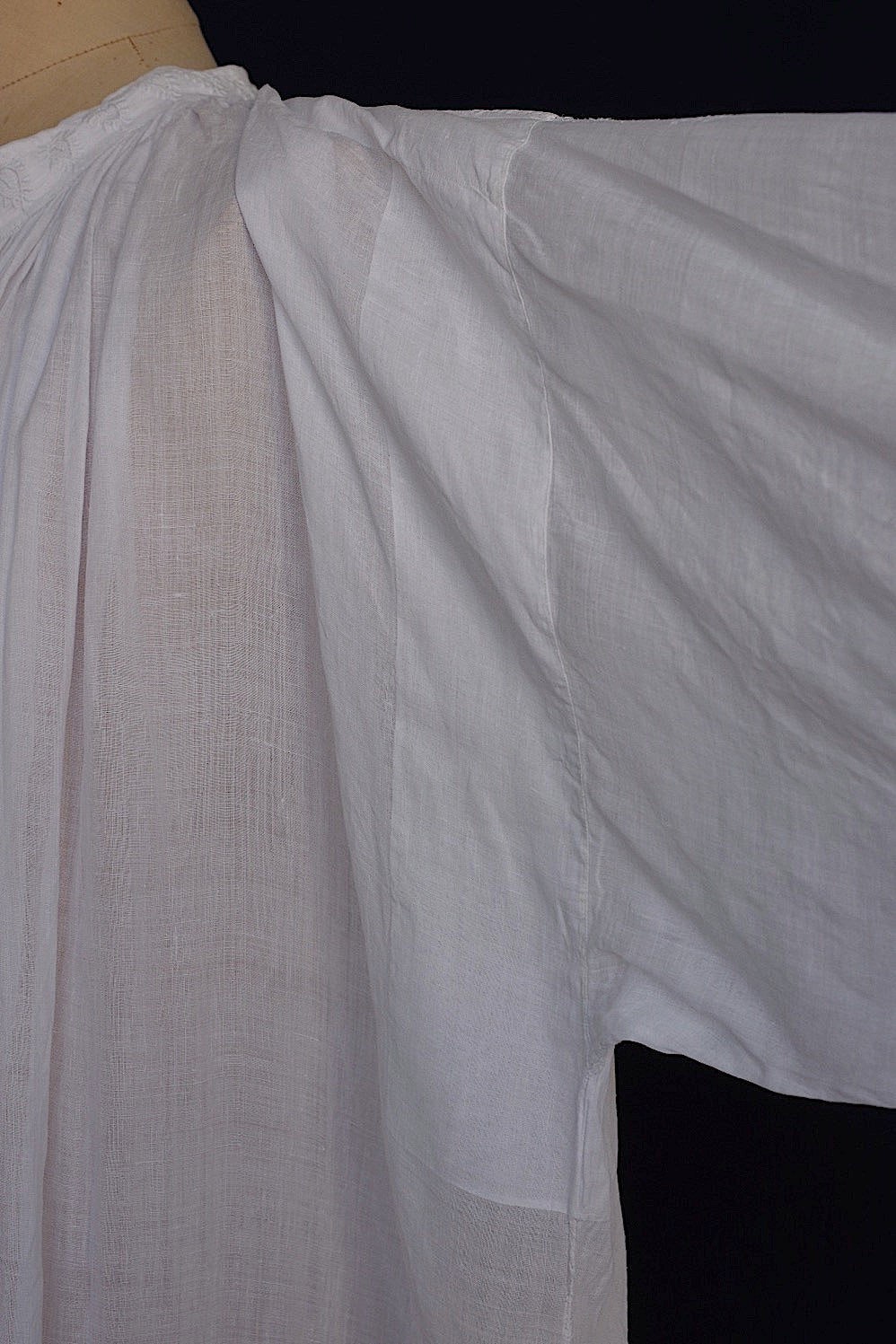 vêtement antique アンティーク司祭様チュニック aube3 .FR a l'epoque