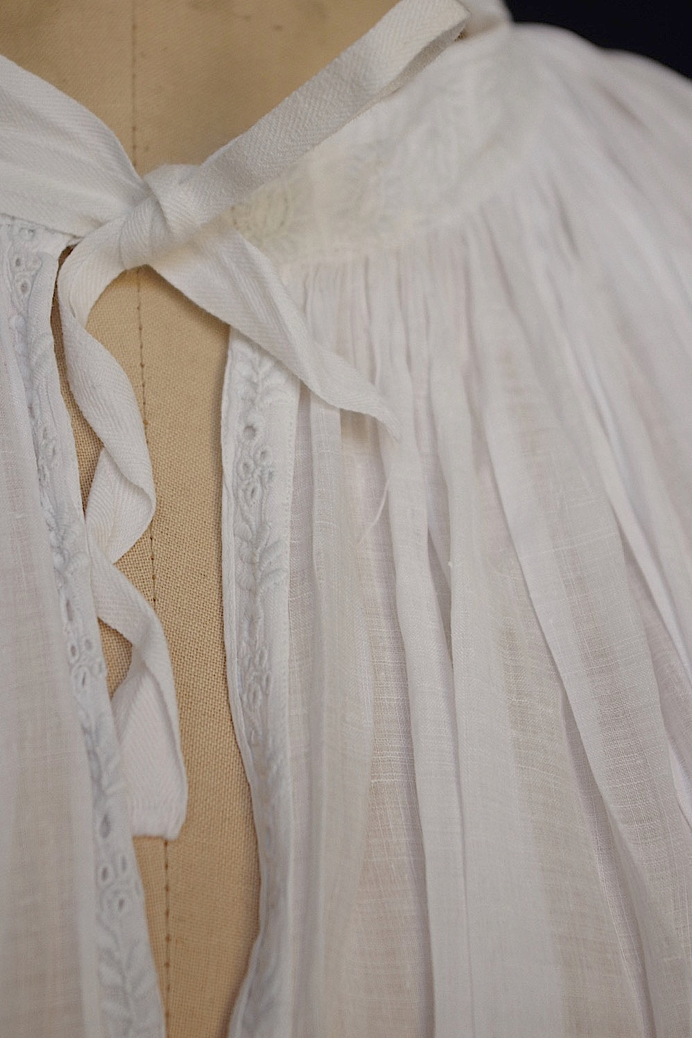 vêtement antique アンティーク司祭様チュニック aube3 .FR a l'epoque