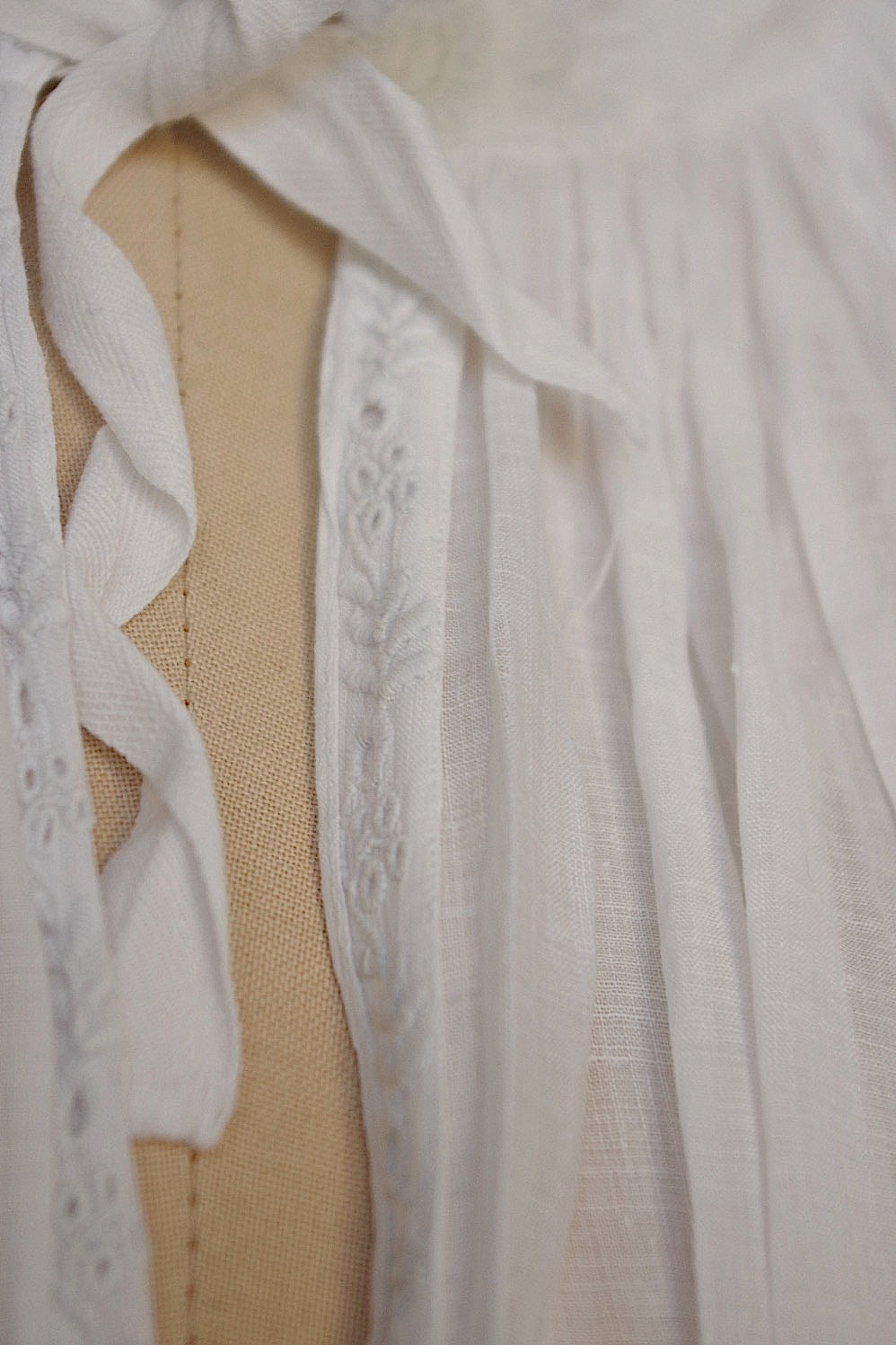 vêtement antique アンティーク司祭様チュニック aube3 .FR a l'epoque