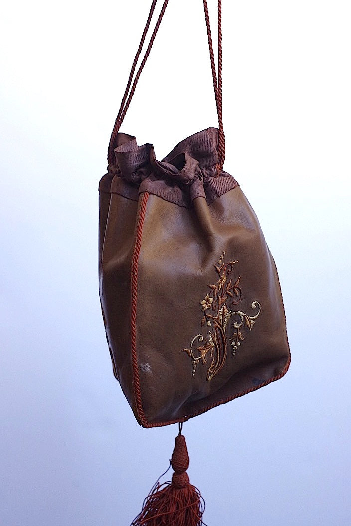 pochette antique アンティーク革製巾着 .FR a l'epoque