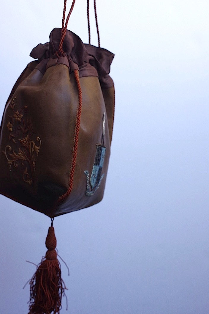 pochette antique アンティーク革製巾着 .FR a l'epoque