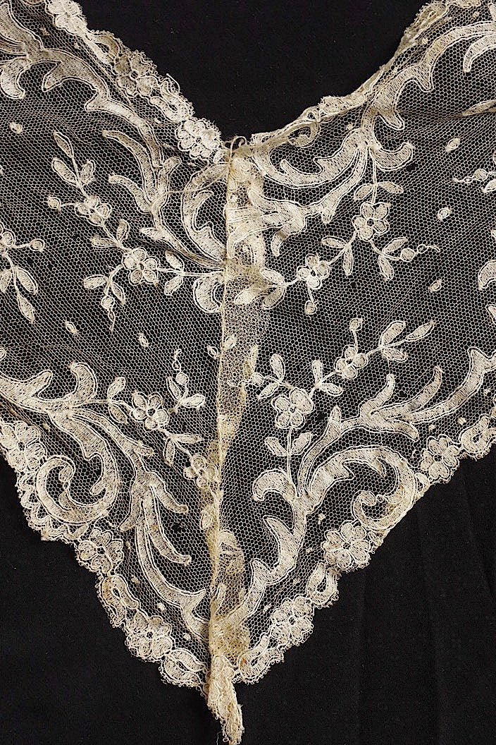 dentelle   antique アンティークレース ブロンドレース2種 .FR a l'epoque