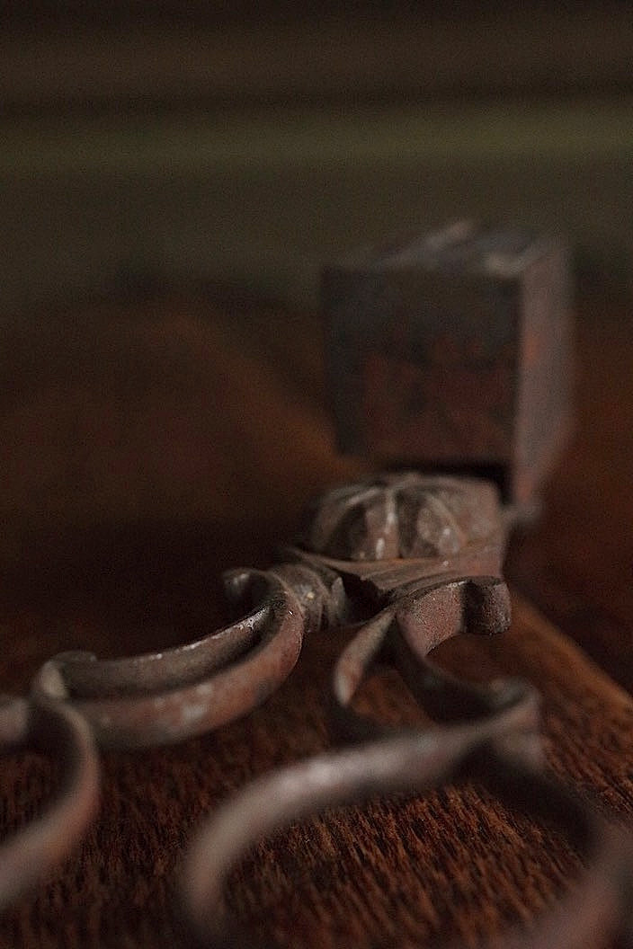 mochett en fer forge antique アンティークハサミ 火消し用 .FR a l'epoque