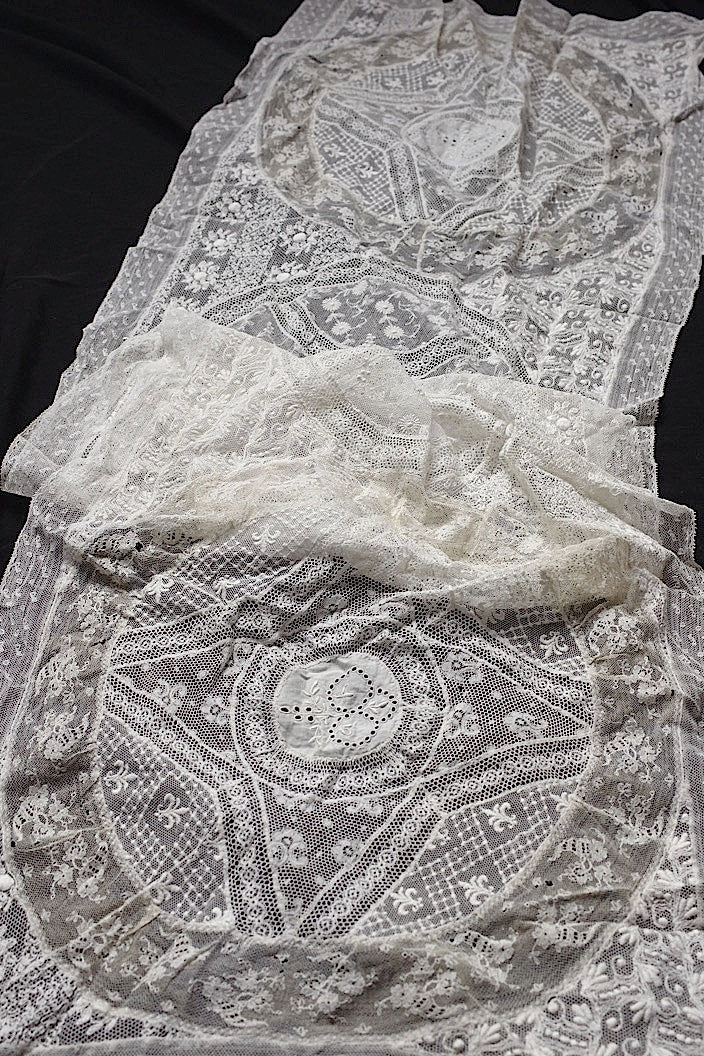 dentelle  antique アンティークレース 刺繍 クロス 縦長 .FR a l'epoque