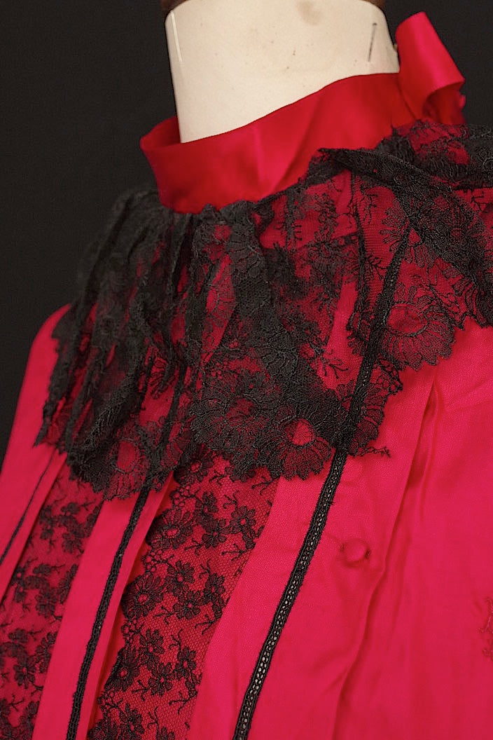 vêtement antique chemisier dentelle antique rouge