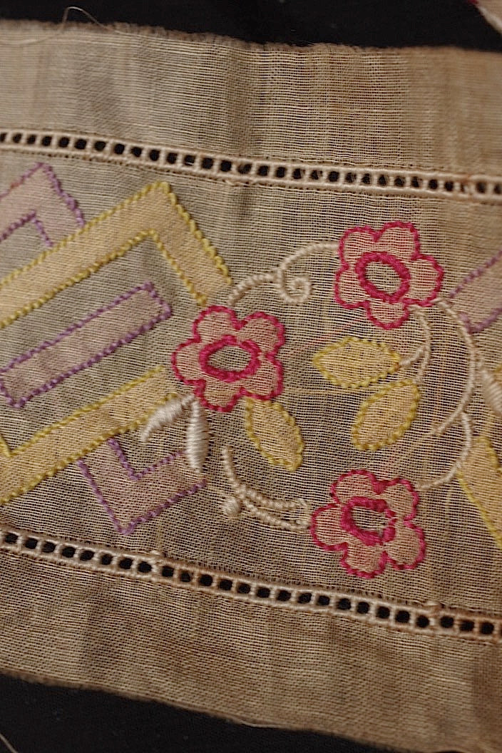 dentelle  antique　アンティークレース　シルク刺繍リボン