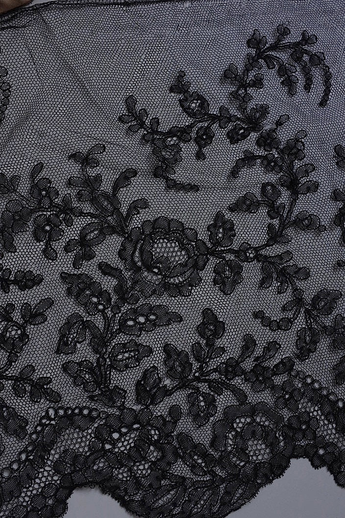 dentelle antique antique lace chantilly lace + bustier