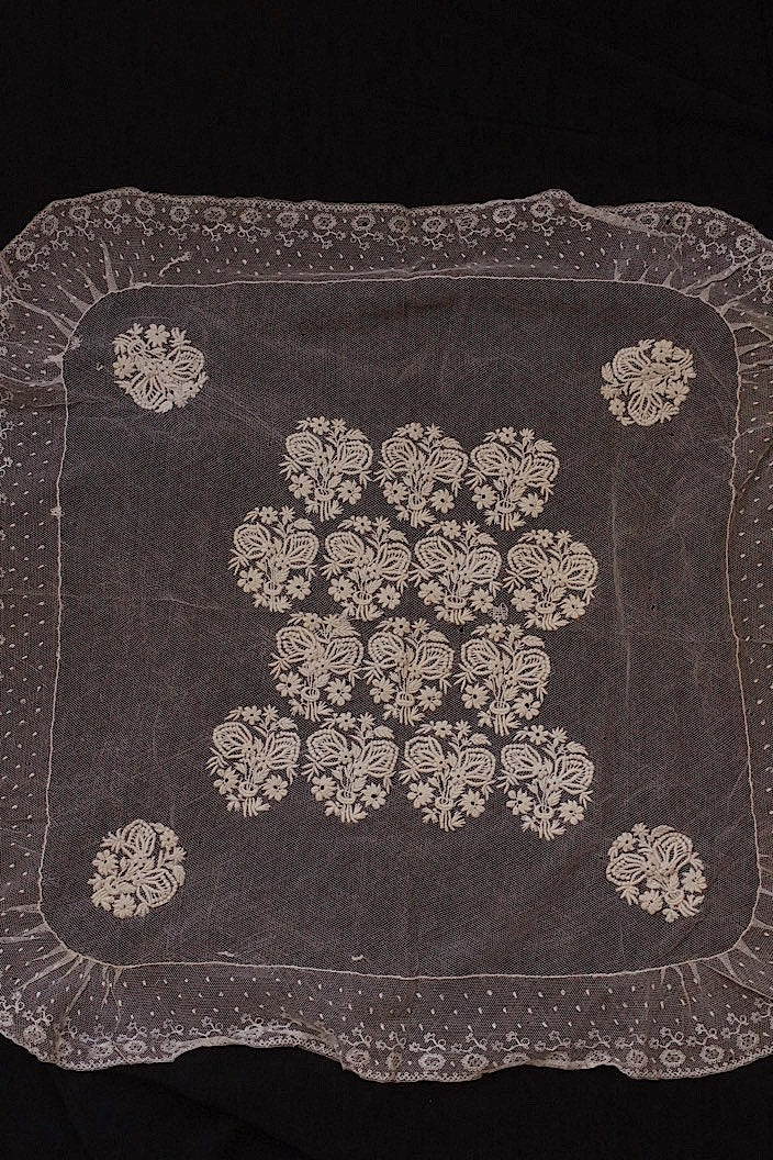dentelle antique アンティークレース　刺繍 .FR a l'epoque