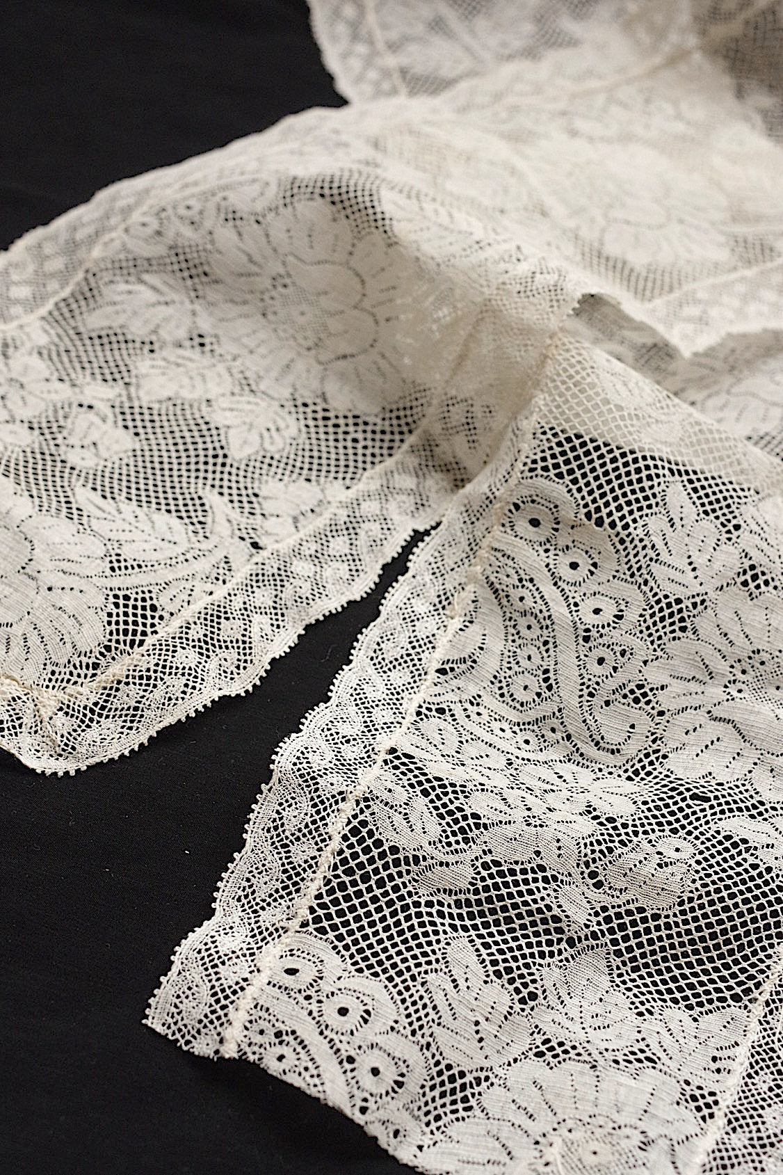 アンティークレース dentelle antique 148cm 109cm .FR a l'epoque