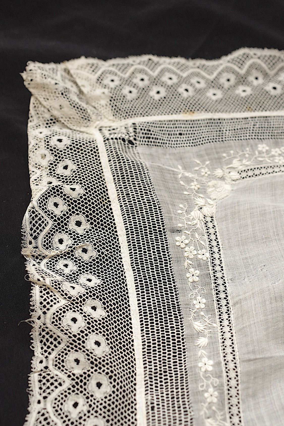 アンティークハンカチ　mouchoir  antique アンティーク刺繍　ハンカチ3 .FR a l'epoque