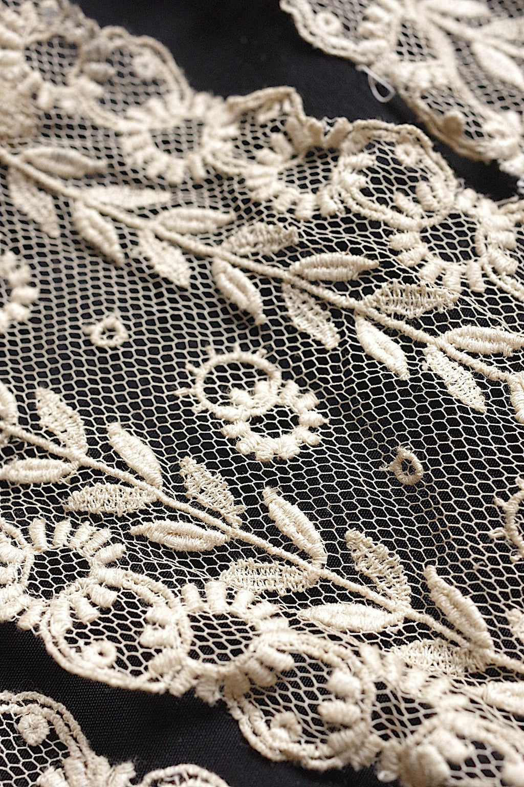 アンティークレース　dentelle antique アンティークレース　ハギレ　素材用 .FR a l'epoque