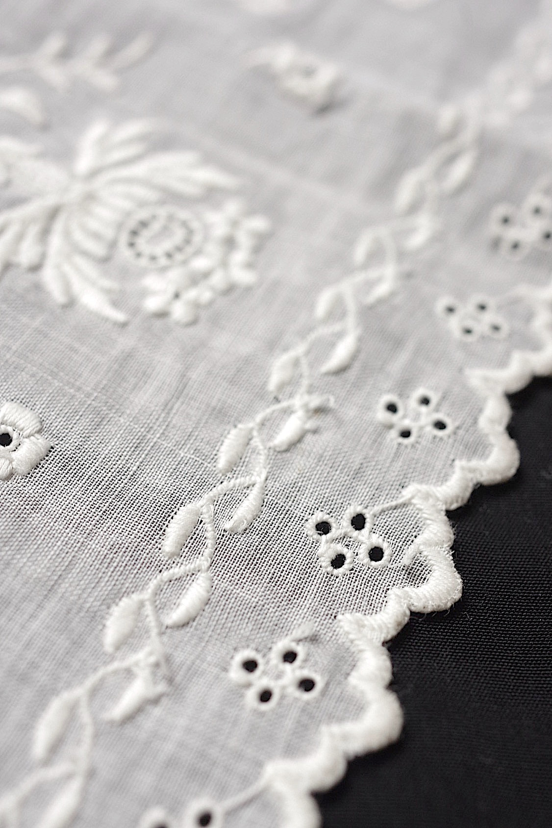 アンティークレース　dentelle antique アンティークレース　刺繍ハンカチ　ハギレ .FR a l'epoque