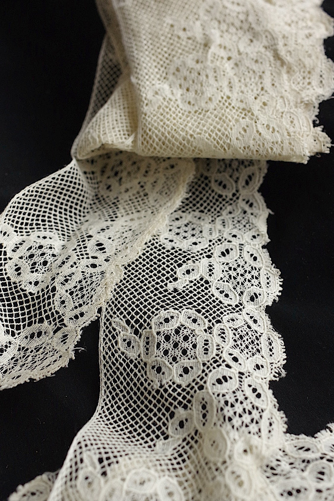 アンティークレース　dentelle antique アンティークレース　素材用　640cm .FR a l'epoque