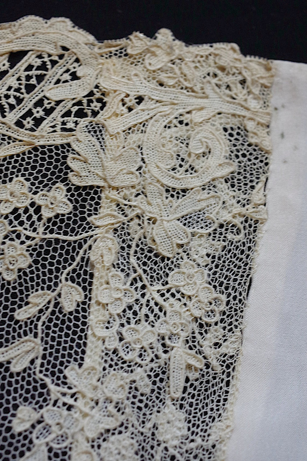 アンティークレース　dentelle antique ホニトン　ブリュクセルモチーフ .FR a l'epoque