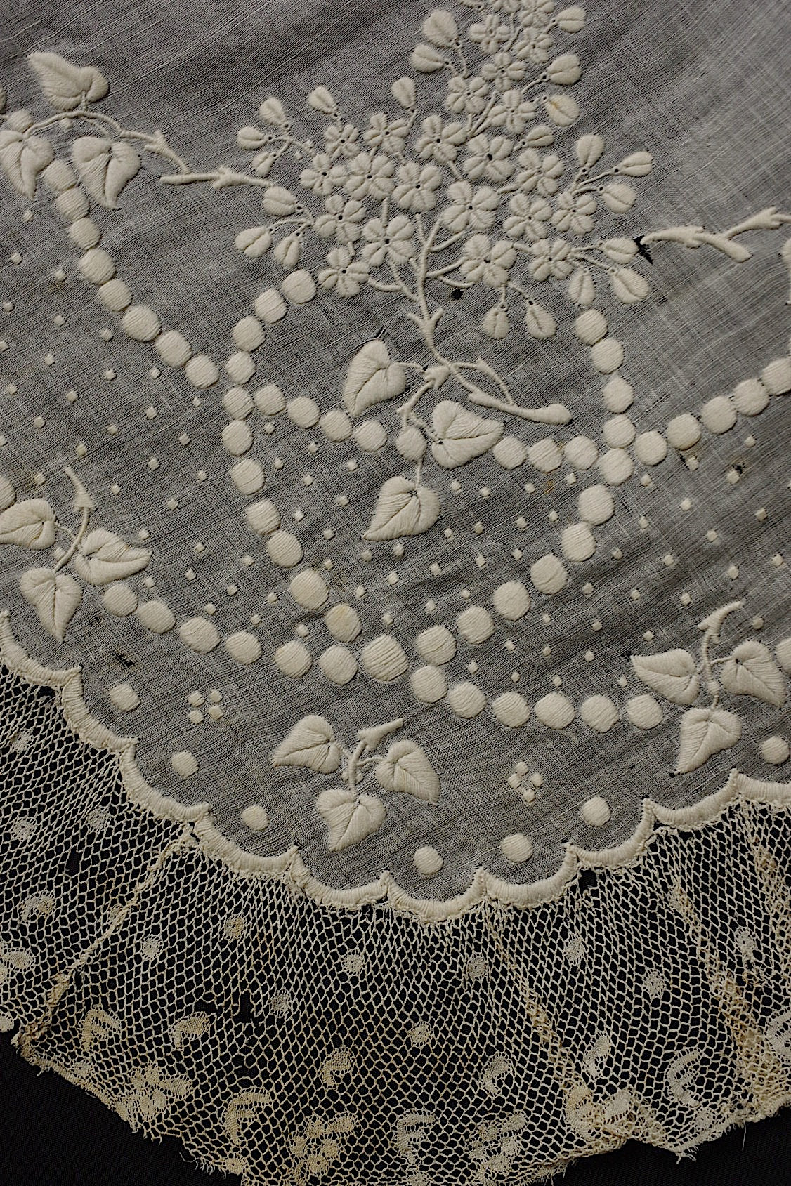 アンティーク刺繍ハンカチ　antique monchoir 1 .FR a l'epoque