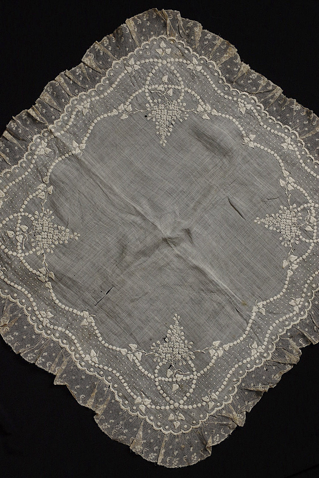 アンティーク刺繍ハンカチ　antique monchoir 1 .FR a l'epoque