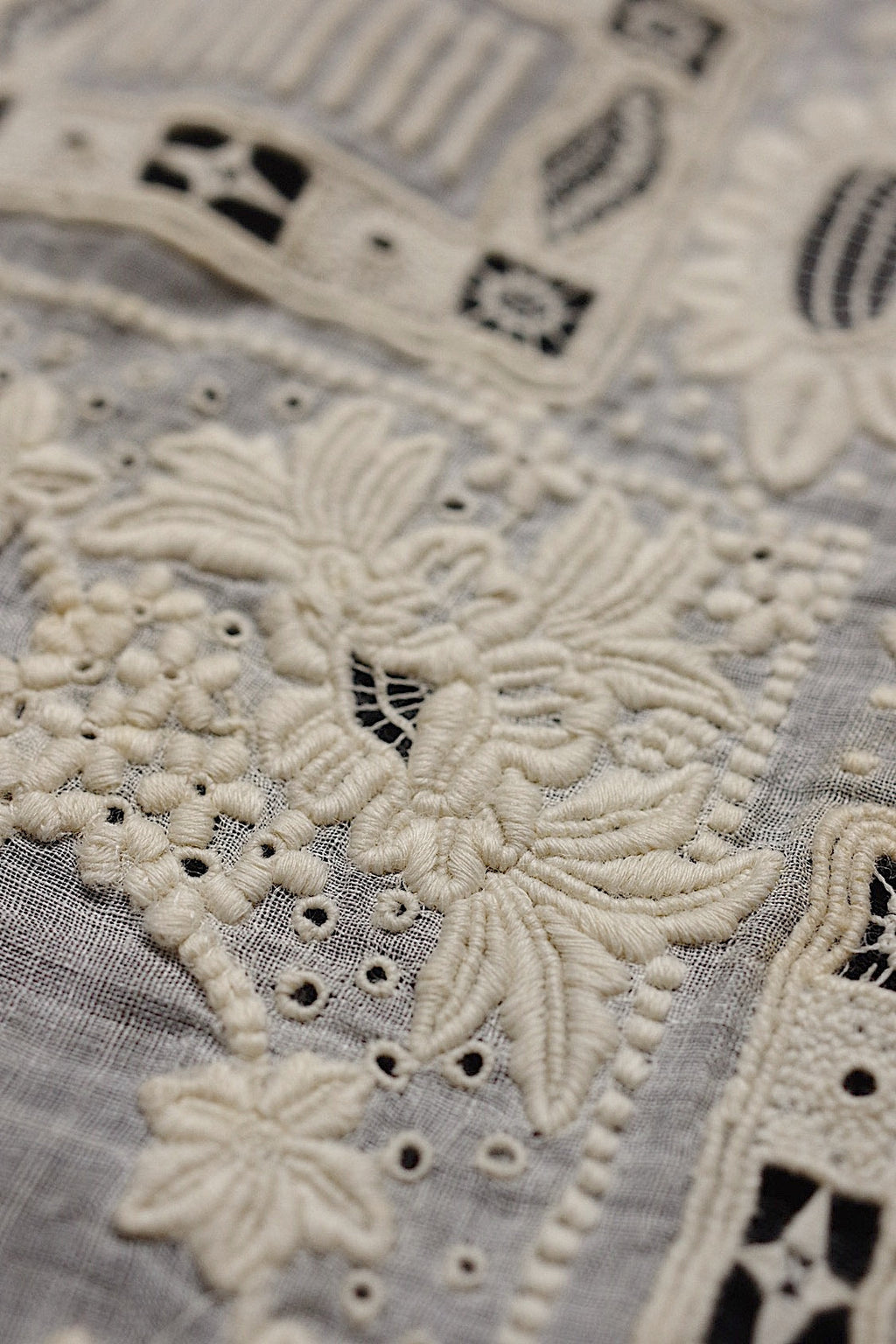 アンティーク刺繍ハンカチ　antique monchoir 2 .FR a l'epoque