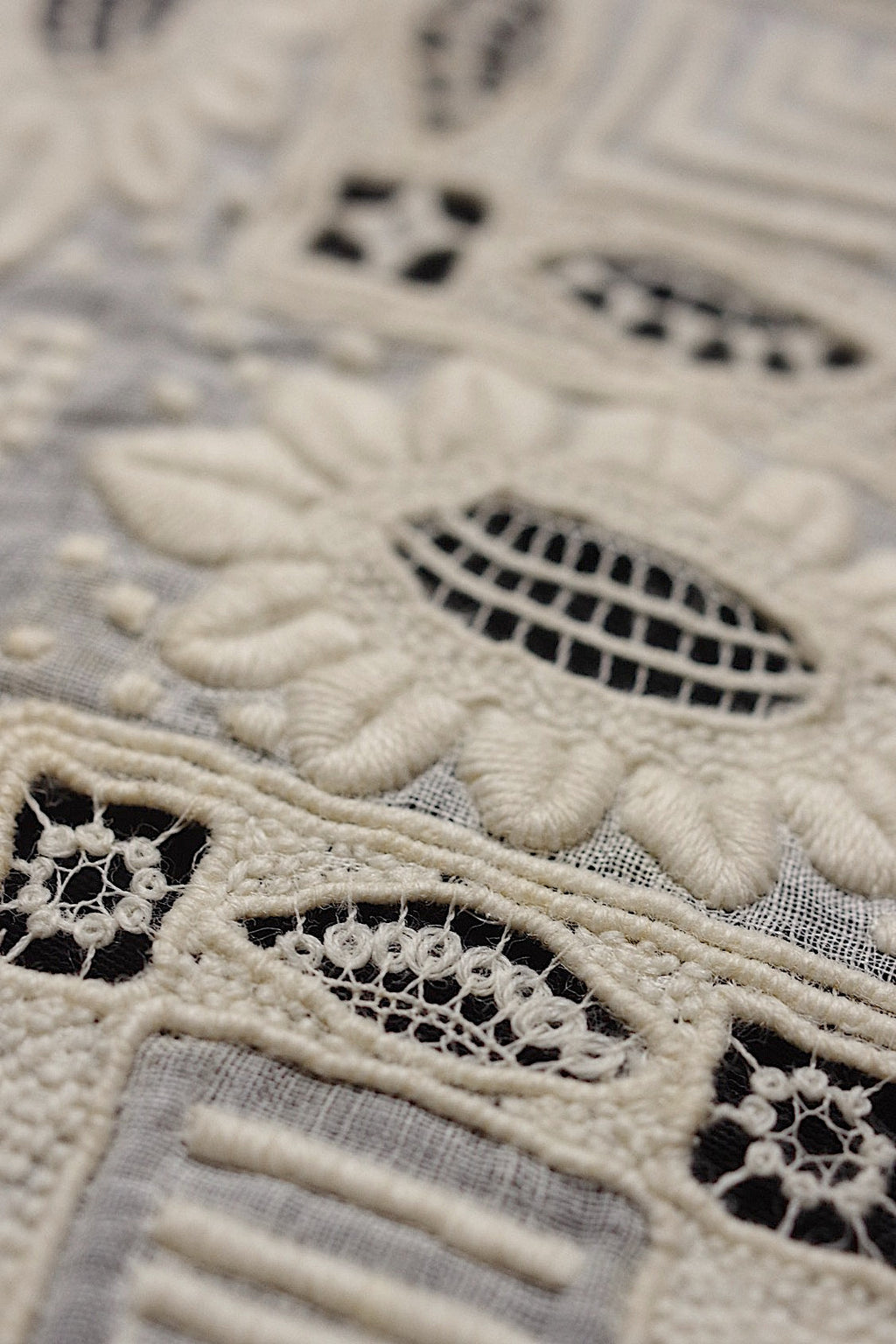アンティーク刺繍ハンカチ　antique monchoir 2 .FR a l'epoque