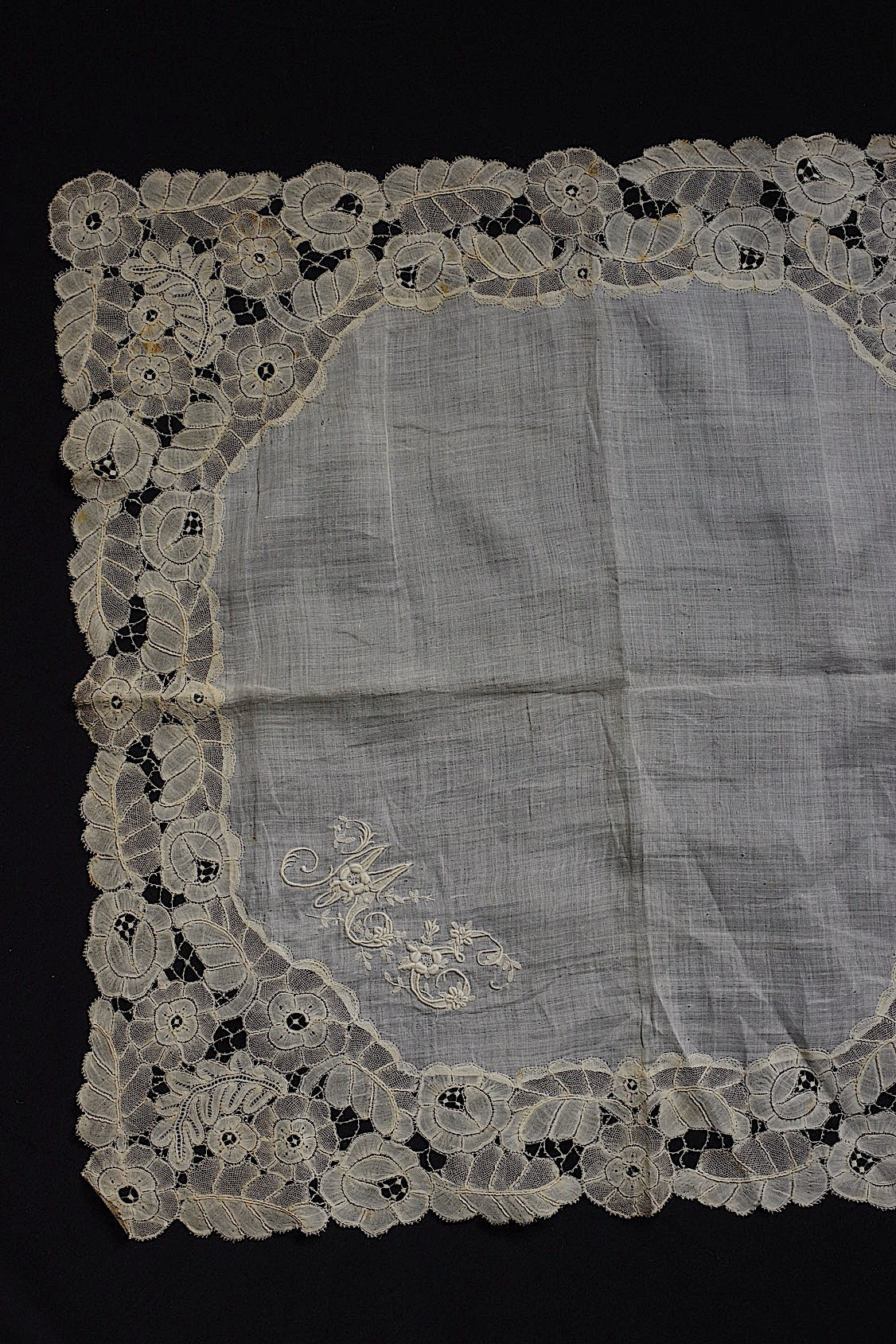 アンティーク刺繍ハンカチ　antique monchoir 3 .FR a l'epoque
