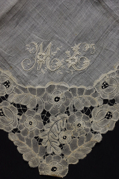 アンティーク刺繍ハンカチ　antique monchoir 3 .FR a l'epoque