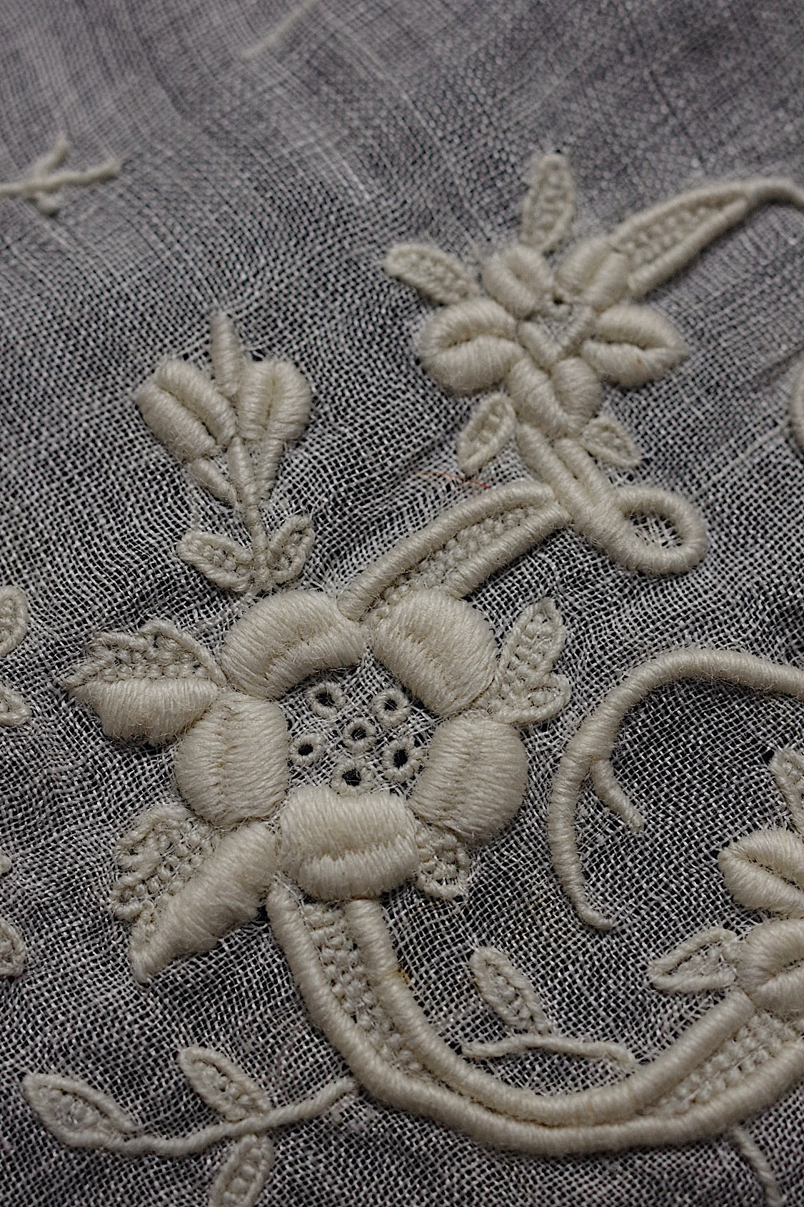 アンティーク刺繍ハンカチ　antique monchoir 3 .FR a l'epoque