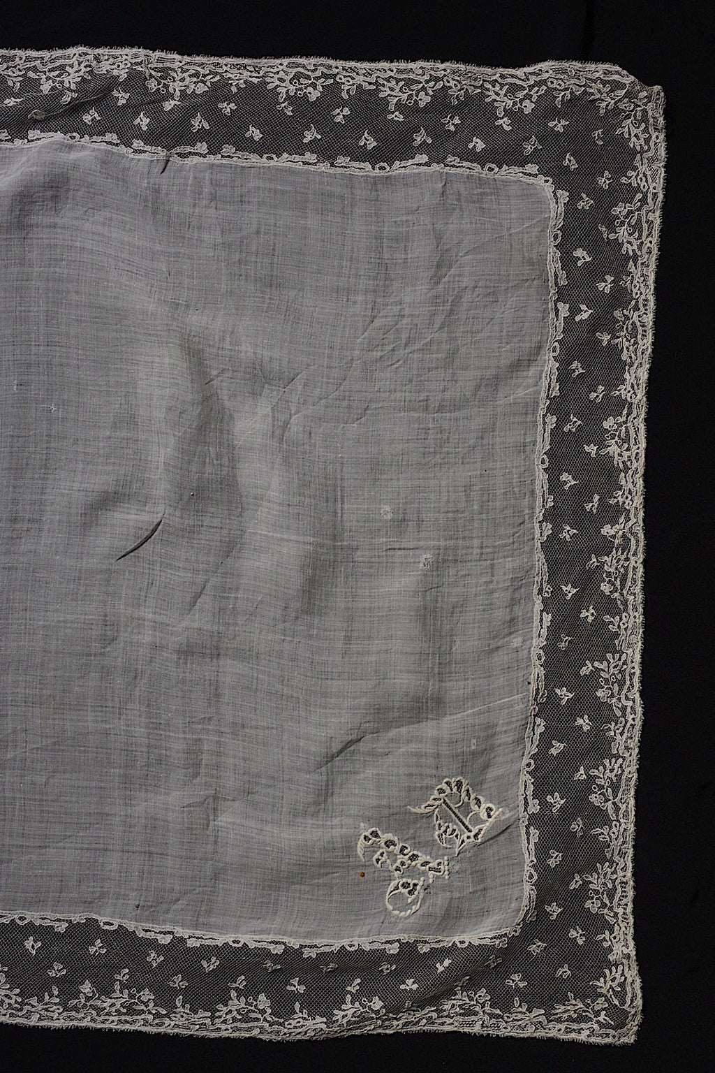 アンティーク刺繍ハンカチ　antique monchoir 4 .FR a l'epoque