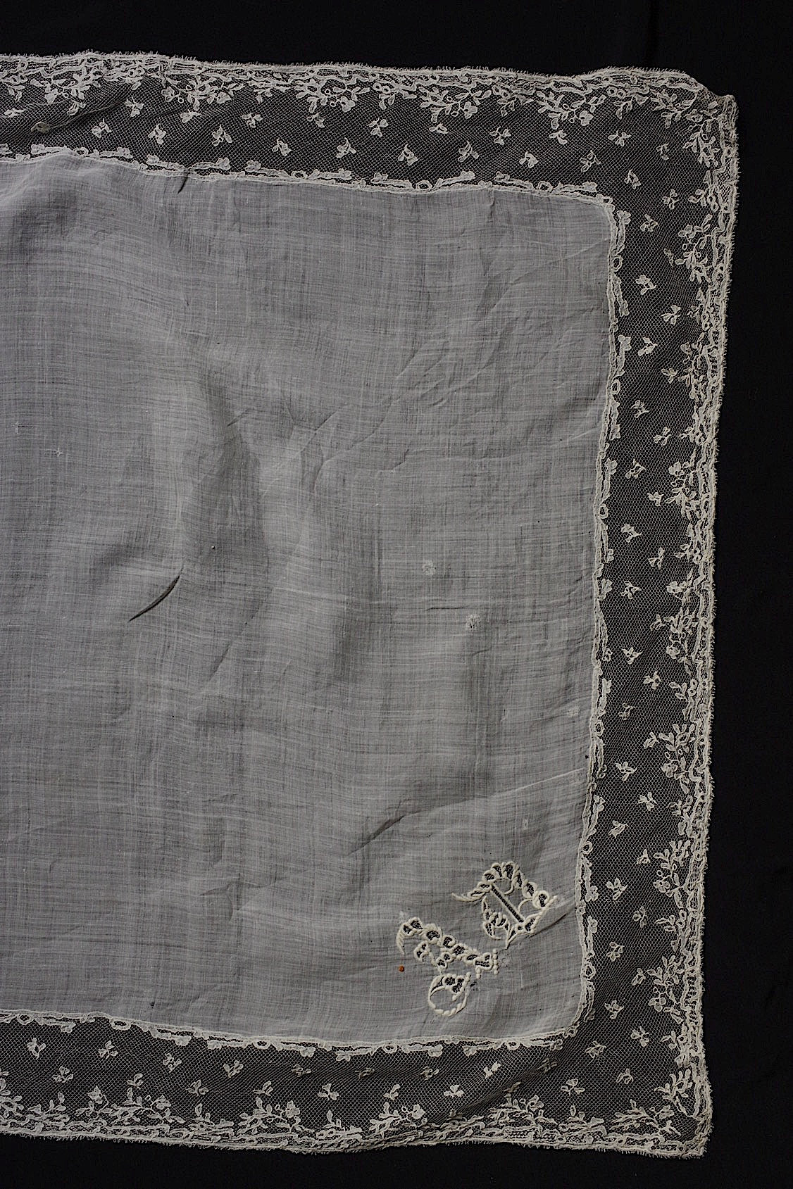アンティーク刺繍ハンカチ　antique monchoir 4 .FR a l'epoque