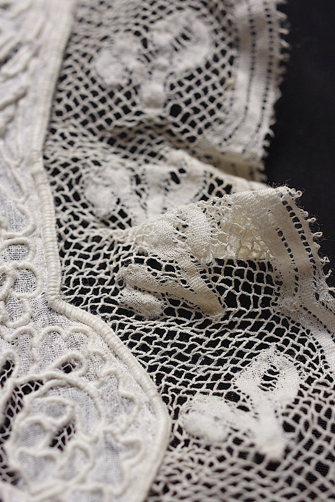 アンティーク刺繍ハンカチ　antique monchoir 5 .FR a l'epoque