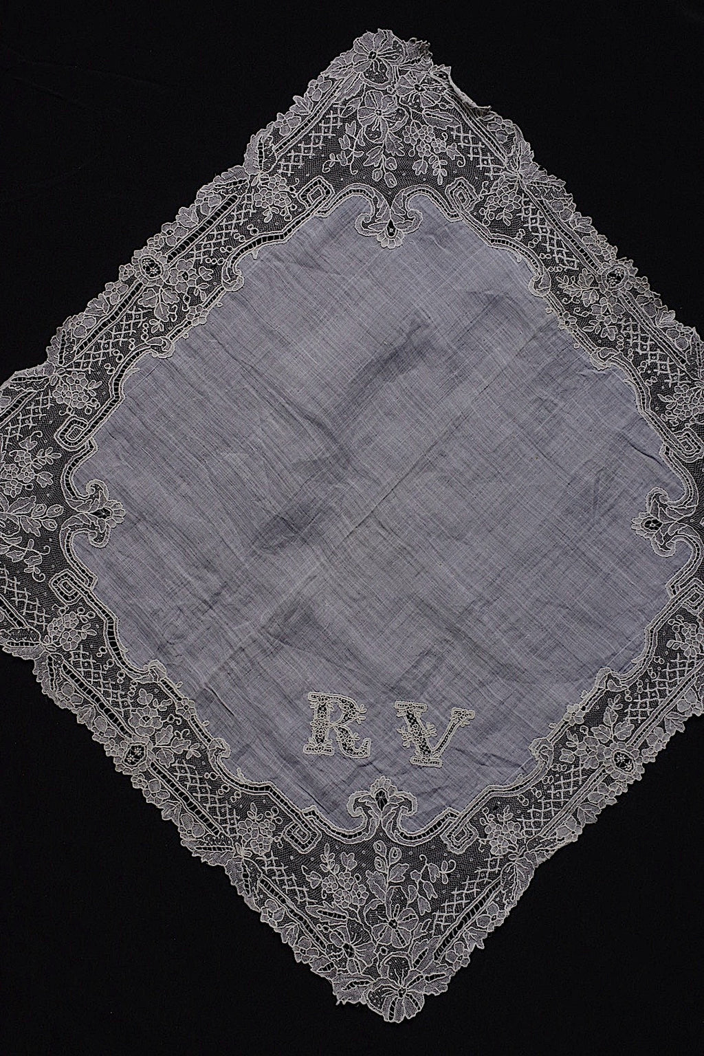 アンティーク刺繍ハンカチ　antique monchoir 6 .FR a l'epoque