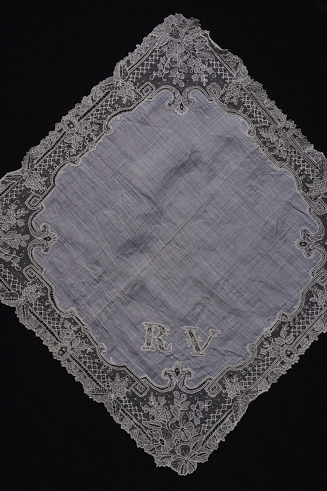 アンティーク刺繍ハンカチ　antique monchoir 6 .FR a l'epoque