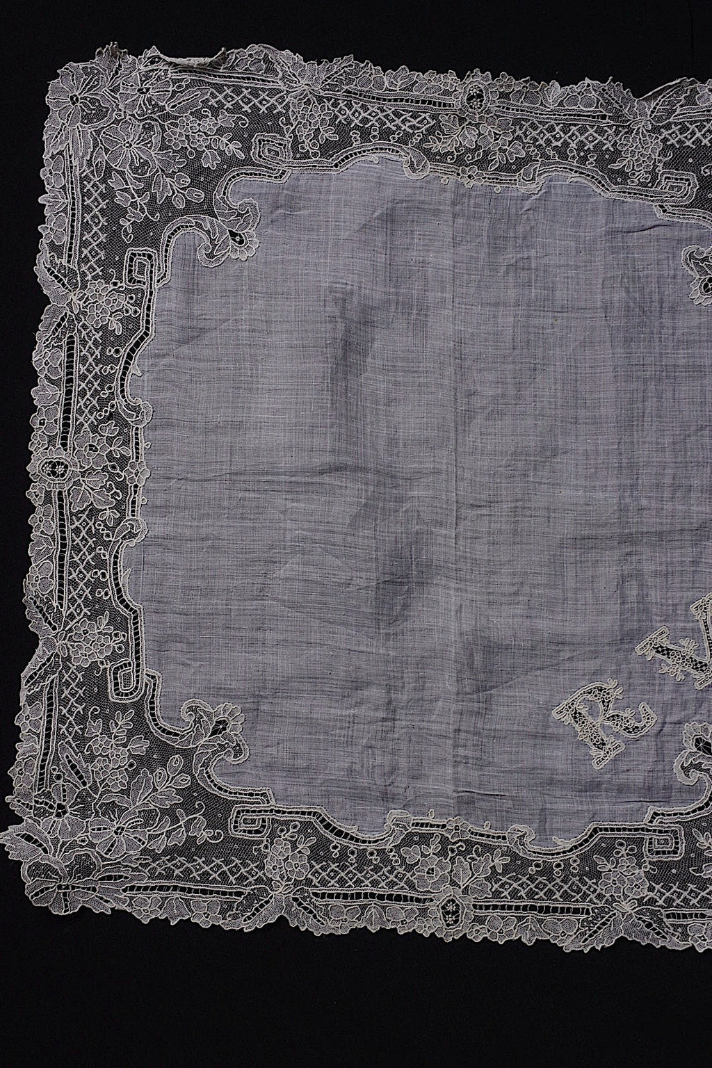 アンティーク刺繍ハンカチ　antique monchoir 6 .FR a l'epoque