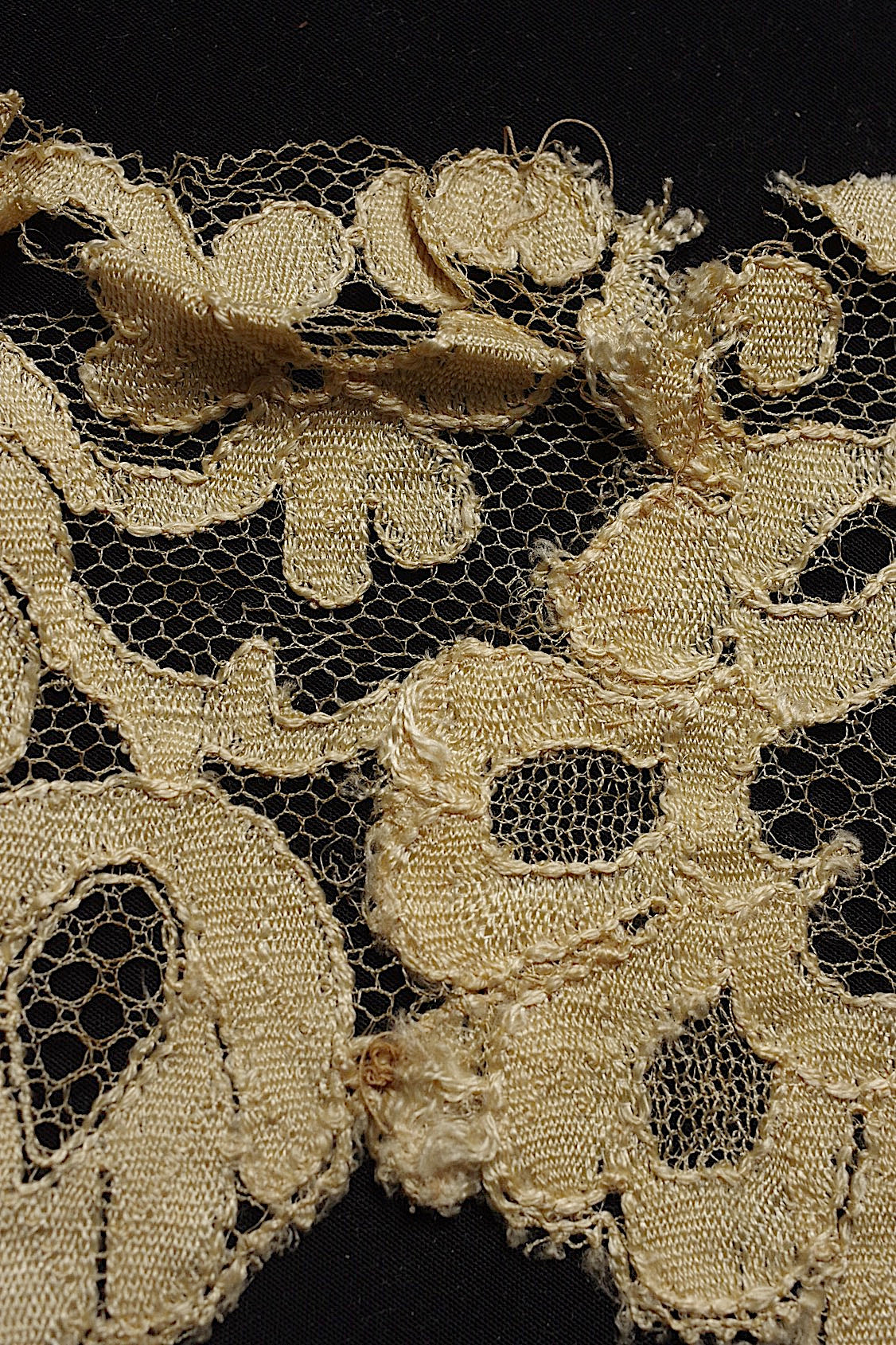 アンティークレース　dentelle antique blonde 222cm .FR a l'epoque