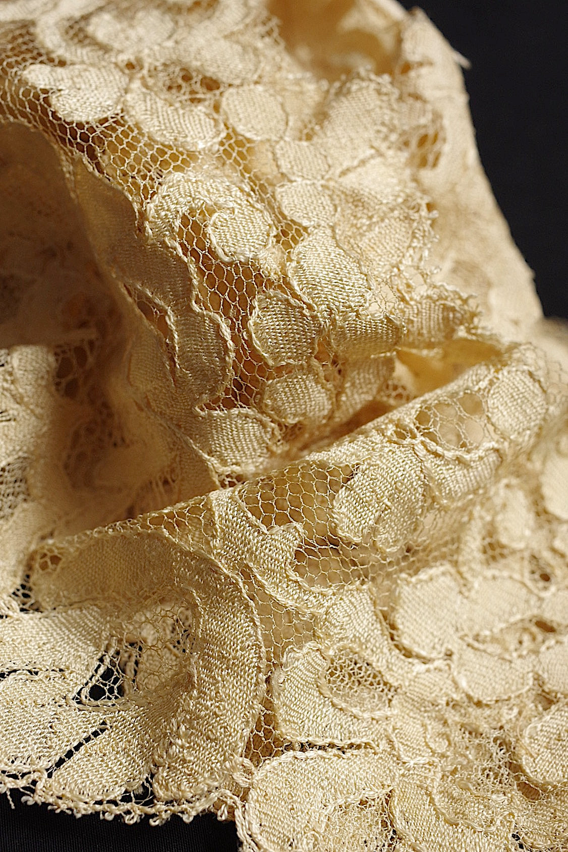アンティークレース　dentelle antique blonde 222cm .FR a l'epoque