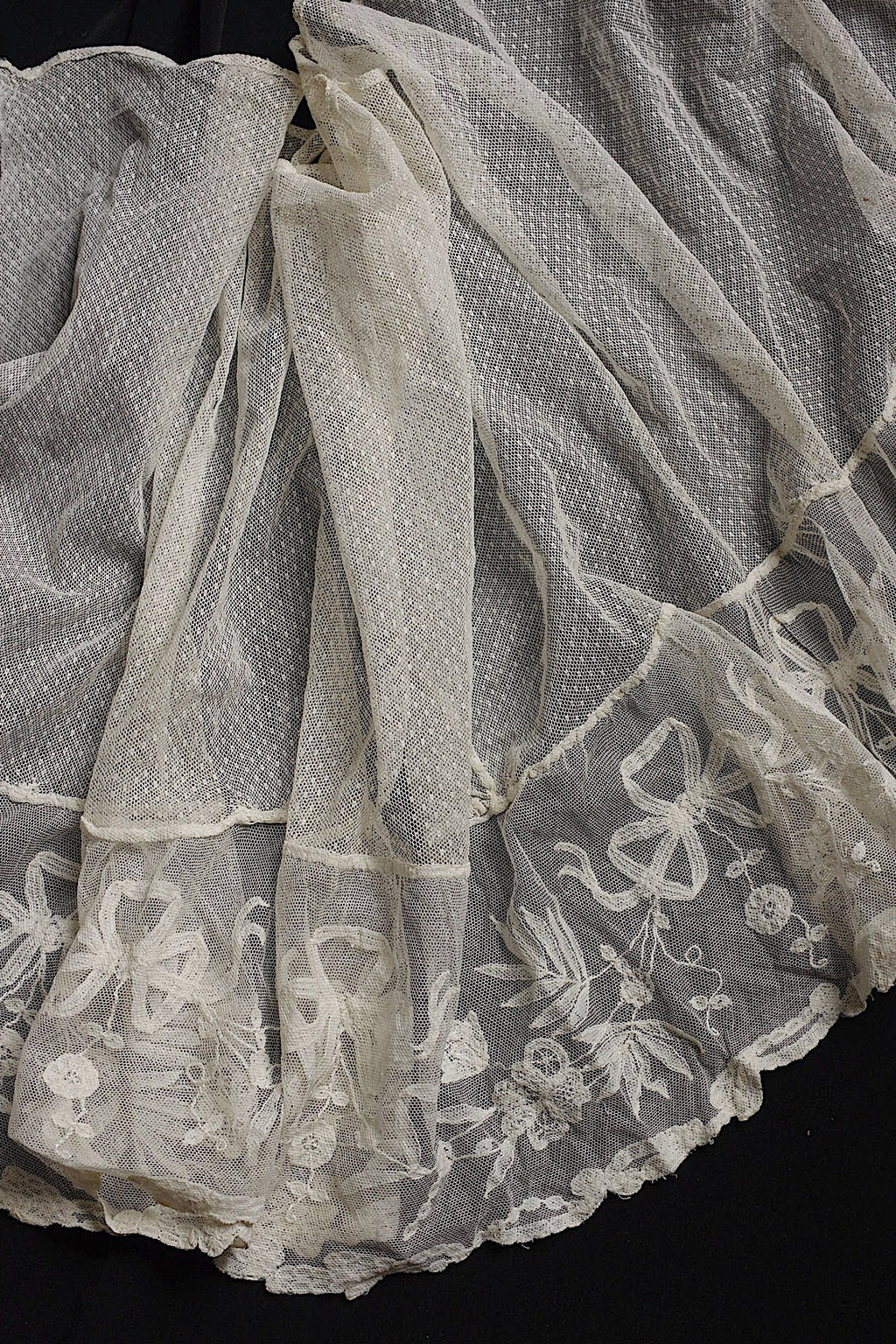 アンティークレース　dentelle antique　フリルつきハギレ .FR a l'epoque