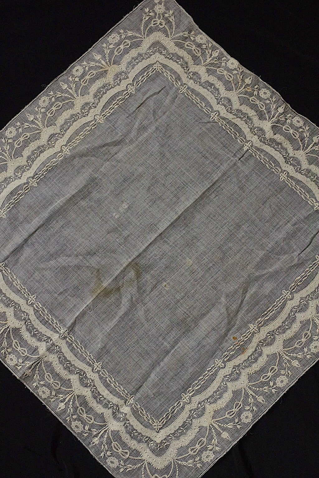 アンティークレース　 dentelle antique 　刺繍ハンカチ .FR a l'epoque