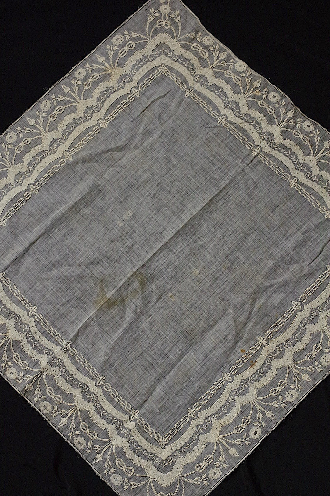 アンティークレース　 dentelle antique 　刺繍ハンカチ .FR a l'epoque