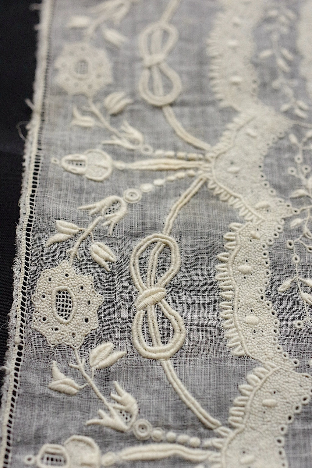 アンティークレース　 dentelle antique 　刺繍ハンカチ .FR a l'epoque