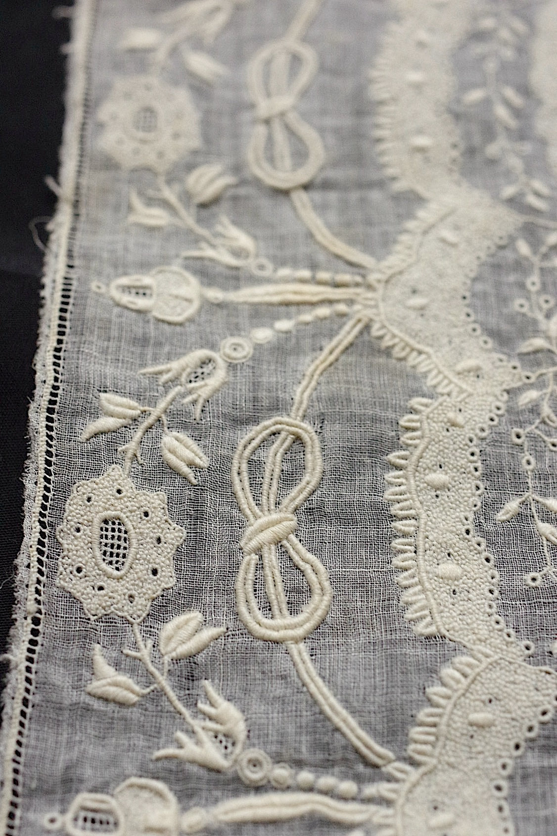 アンティークレース　 dentelle antique 　刺繍ハンカチ .FR a l'epoque