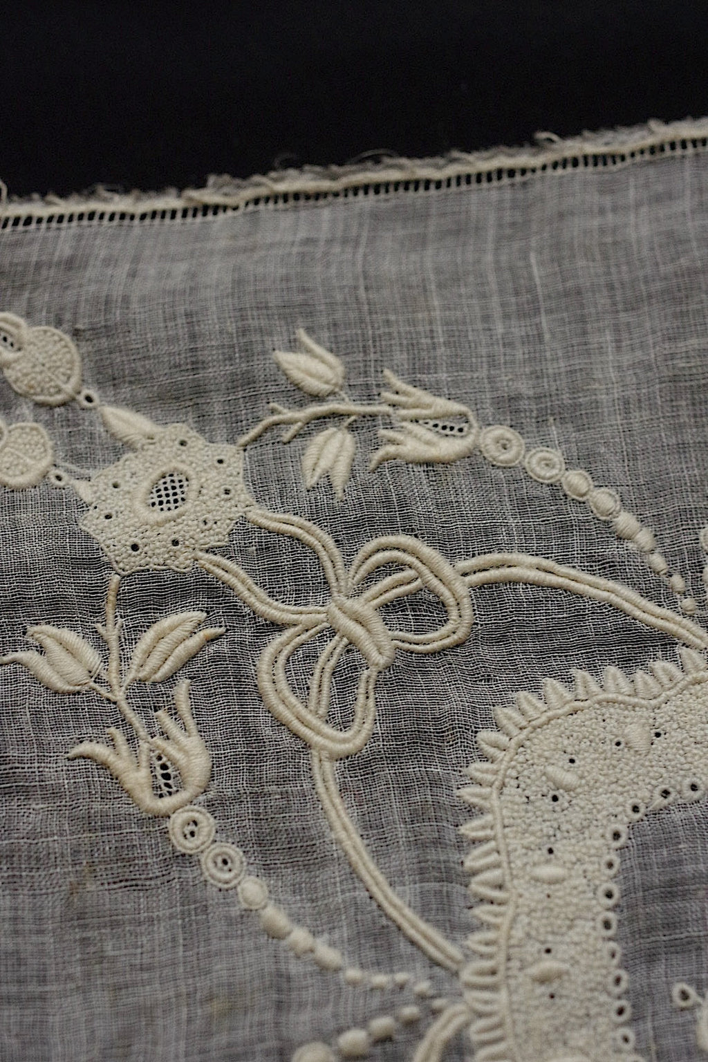 アンティークレース　 dentelle antique 　刺繍ハンカチ .FR a l'epoque