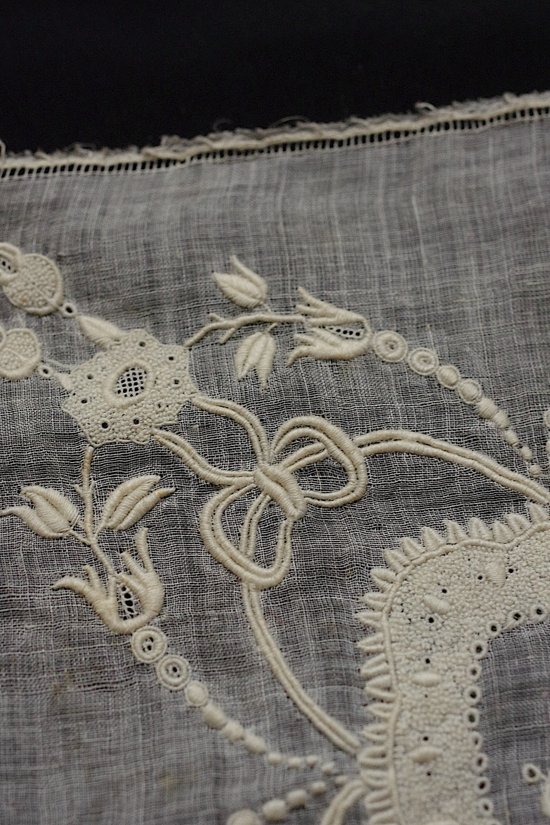 アンティークレース　 dentelle antique 　刺繍ハンカチ .FR a l'epoque