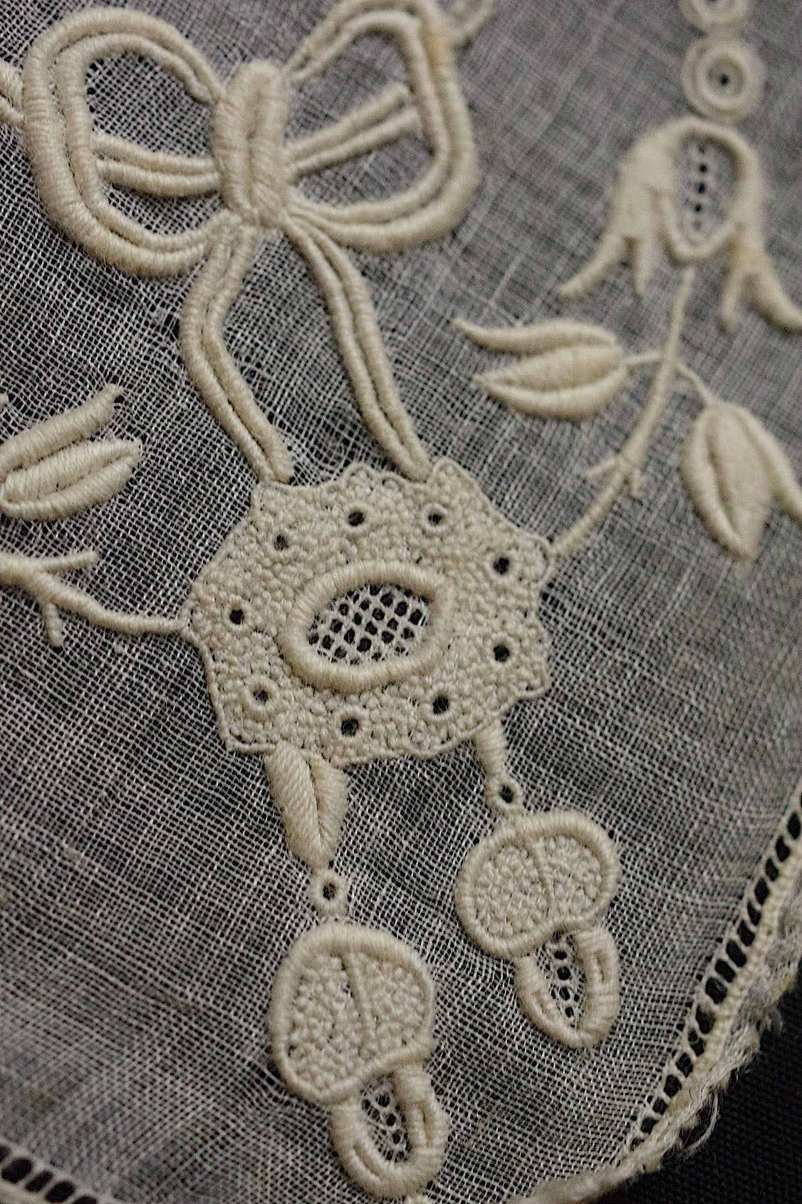 アンティークレース　 dentelle antique 　刺繍ハンカチ .FR a l'epoque