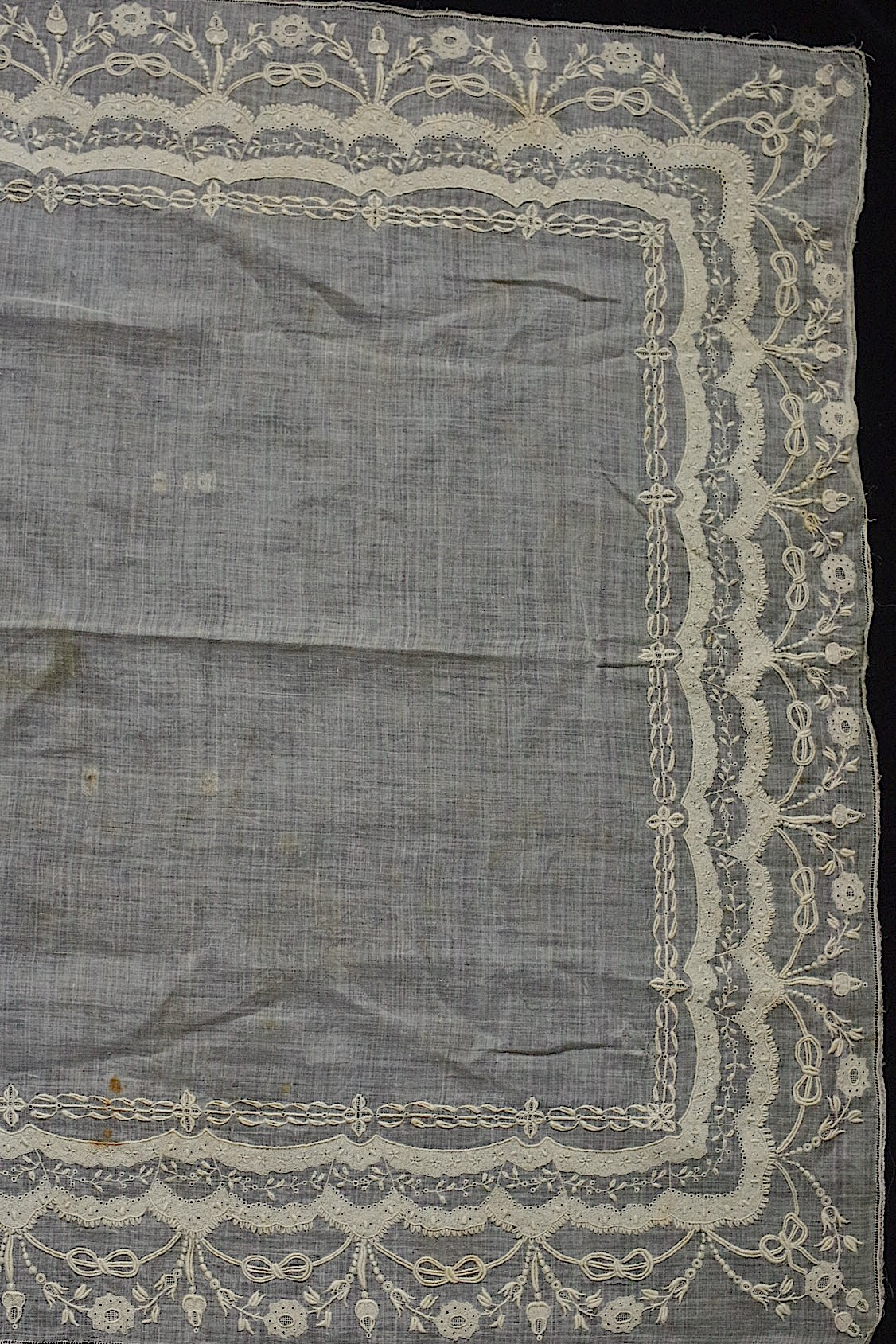 アンティークレース　 dentelle antique 　刺繍ハンカチ .FR a l'epoque