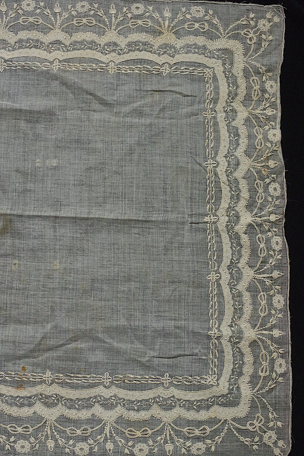アンティークレース　 dentelle antique 　刺繍ハンカチ .FR a l'epoque