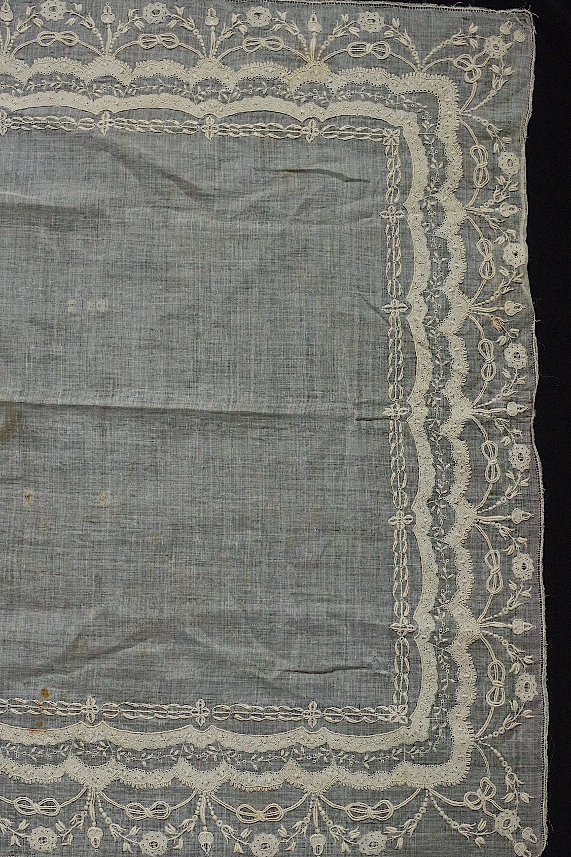 アンティークレース　 dentelle antique 　刺繍ハンカチ .FR a l'epoque