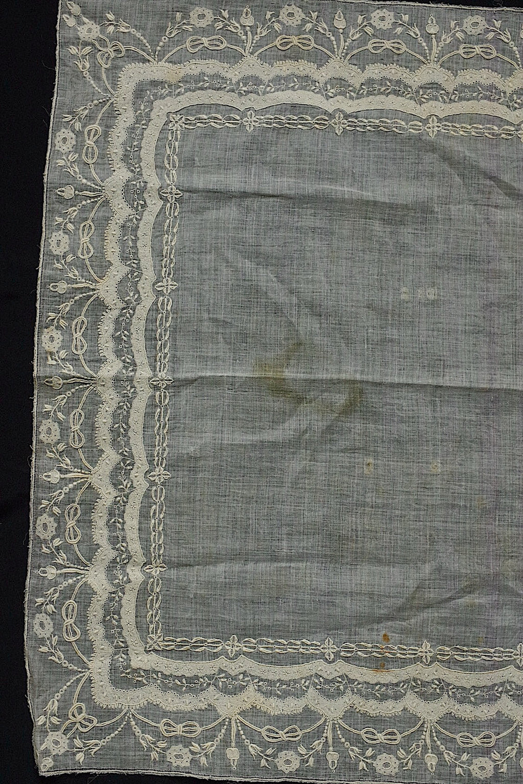 アンティークレース　 dentelle antique 　刺繍ハンカチ .FR a l'epoque