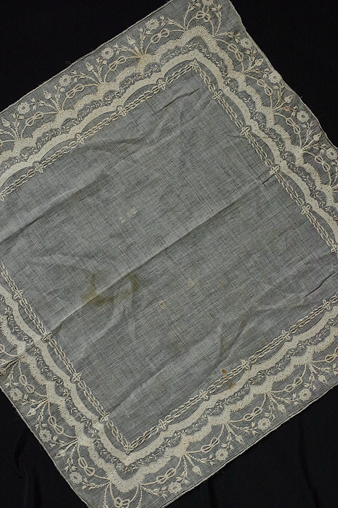 アンティークレース　 dentelle antique 　刺繍ハンカチ .FR a l'epoque