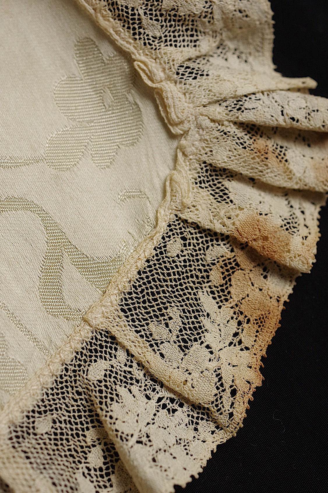アンティークレース　dentelle antique　エプロン2つ .FR a l'epoque