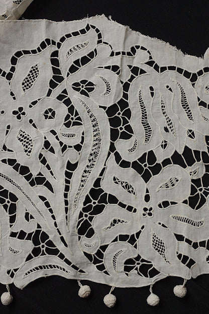 アンティークレース dentelle antique カットワーク刺繍　ぽんぽんつき .FR a l'epoque