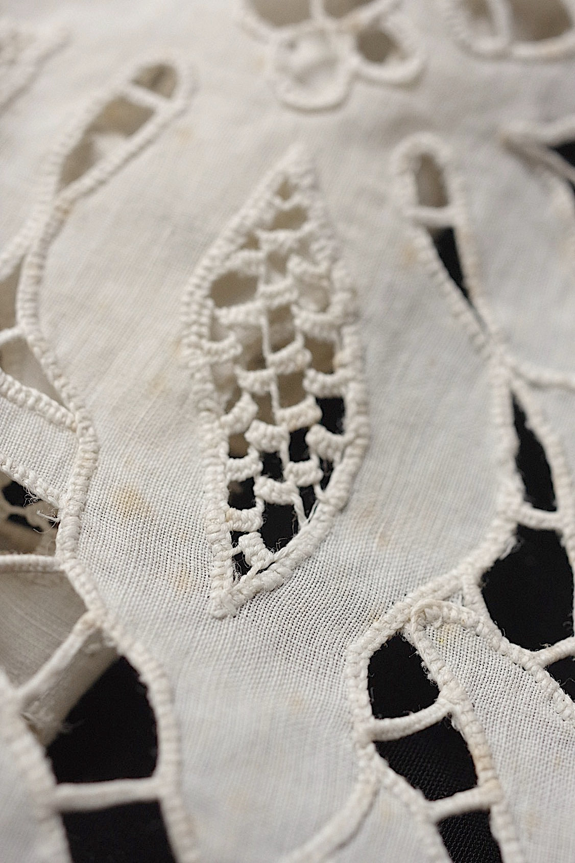 アンティークレース dentelle antique カットワーク刺繍　ぽんぽんつき .FR a l'epoque